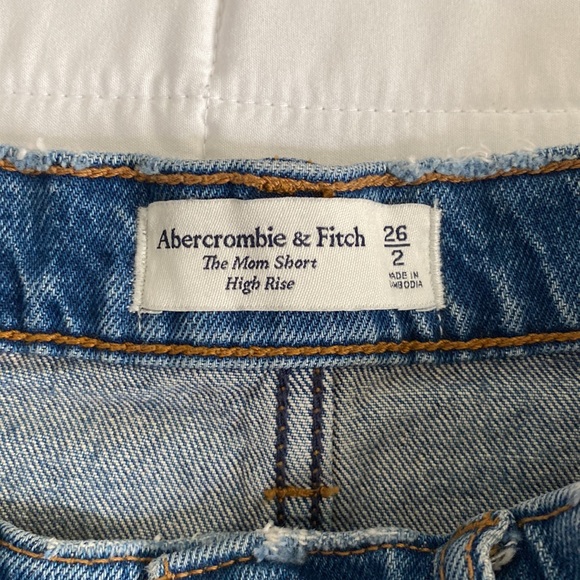 Abercrombie & Fitch Curve Love High Rise The Mom Short in Medium Wash size 2 - Picture 3 of 4